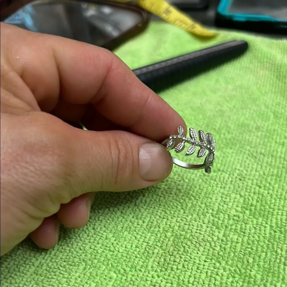 Elegant Silver Leaf Ring
